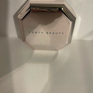Fenty Beauty Set It Down Setting Powder in Banana
